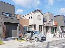 【大阪府/茨木市上野町】茨木市上野町　中古戸建 外観：写真中央（白）