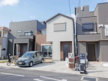 【大阪府/茨木市上野町】茨木市上野町　中古戸建 外観：写真中央（白）