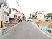 【大阪府/枚方市香里ケ丘】枚方市香里ケ丘8丁目　新築戸建1号棟 前面道路：手前側（全2棟）