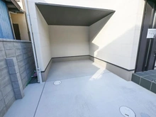 【大阪府/高槻市天川新町】高槻市天川新町　新築戸建て　1号地 駐車場：全2区画（左側　写真中央）