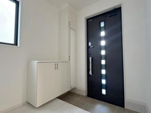 【大阪府/高槻市東五百住町】大阪府高槻市東五百住町1期1号棟 新築戸建 玄関