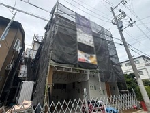 【大阪府/高槻市辻子】高槻市辻子2丁目 新築戸建1号地 建築中の外観：全2区画（手前）