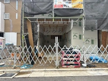 【大阪府/高槻市辻子】高槻市辻子2丁目 新築戸建1号地 建築中の外観：全2区画（手前）