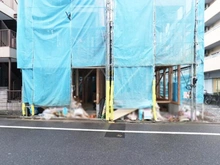 【東京都/大田区大森南】大森南3丁目　新築戸建て　A棟 建築中の外観：全2棟　左側がA棟