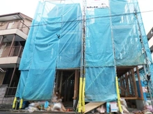 【東京都/大田区大森南】大森南3丁目　新築戸建て　A棟 建築中の外観：全2棟　左側がA棟