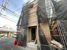 【東京都/目黒区碑文谷】目黒区碑文谷1丁目　新築戸建A号棟 建築中の外観：２棟現場　写真中央