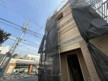 【東京都/目黒区碑文谷】目黒区碑文谷1丁目　新築戸建A号棟 建築中の外観：２棟現場　写真中央