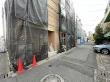 【東京都/目黒区碑文谷】目黒区碑文谷1丁目　新築戸建A号棟 建築中の外観：２棟現場　写真中央