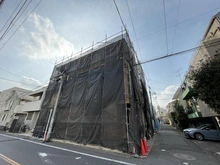 【東京都/目黒区碑文谷】目黒区碑文谷1丁目　新築戸建A号棟 建築中の外観：２棟現場　写真中央