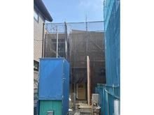 【東京都/武蔵野市吉祥寺北町】武蔵野市吉祥寺北町 建築中の外観：全3棟 写真中央