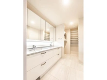 【東京都/杉並区和田】グランカレス中野富士見町ハウス 洗面所：ガス乾燥機「幹太くん」設置済み