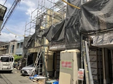 【東京都/中野区上高田】中野区上高田一丁目　新築戸建　A棟 建築中の外観：左側（全3棟）