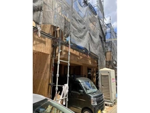 【東京都/中野区上高田】 中野区上高田一丁目　新築戸建　B棟 建築中の外観：写真中央（全3棟）
