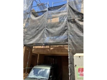 【東京都/中野区上高田】 中野区上高田一丁目　新築戸建　B棟 建築中の外観：写真中央（全3棟）