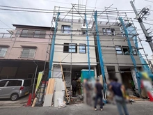 【東京都/江東区東砂】江東区東砂4丁目新築戸建 2号棟 建築中の外観：左側（全2棟）