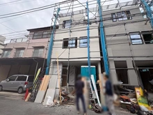 【東京都/江東区東砂】江東区東砂4丁目新築戸建 2号棟 建築中の外観：左側（全2棟）