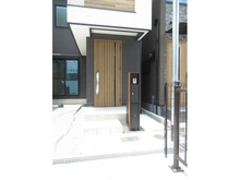 【大阪府/池田市満寿美町】池田市満寿美町　新築戸建　B号棟 玄関