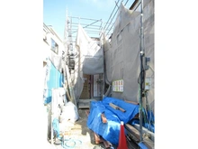 【大阪府/豊中市本町】豊中市本町九丁目　新築戸建　2号棟 建築中の外観：※全2棟の2号棟（写真左側建物）