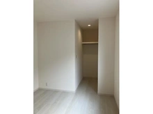 【大阪府/池田市旭丘】池田市旭丘三丁目　新築戸建　1号棟 洋室：※2階約6帖（写真奥がウオークインクローゼット）