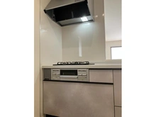 【大阪府/池田市旭丘】池田市旭丘三丁目　新築戸建　2号棟 キッチン：※レンジフード・三口ガスコンロ