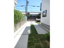 【大阪府/箕面市半町】箕面市半町四丁目　2期1号棟 駐車場：※駐車場2台可（サイズ制限あり）北側より撮影