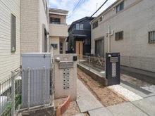 【東京都/練馬区西大泉】練馬区西大泉3丁目中古戸建 アプローチ：写真左奥側
