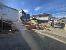 【東京都/東久留米市浅間町】東久留米市浅間町3丁目新築戸建　1号棟 建築中の外観：全2棟現場 写真右奥