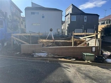 【東京都/東久留米市浅間町】東久留米市浅間町3丁目新築戸建　2号棟 建築中の外観：前2棟現場 写真中央