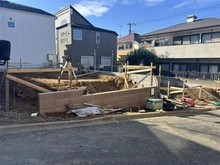 【東京都/東久留米市浅間町】東久留米市浅間町3丁目新築戸建　2号棟 建築中の外観：全2棟現場 写真左側