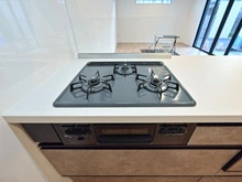 【東京都/練馬区大泉学園町】練馬区大泉学園町1丁目新築戸建 キッチン：三口コンロ