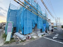 【東京都/練馬区大泉学園町】練馬大泉学園町5丁目2号棟 建築中の外観：全2棟、手前が該当物件