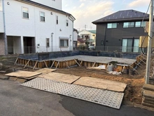 【東京都/西東京市東町】西東京市4丁目新築戸建てA号棟 建築中の外観：全2区画(写真中央)
