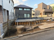 【東京都/西東京市東町】西東京市4丁目新築戸建てA号棟 建築中の外観：全2区画(写真中央)
