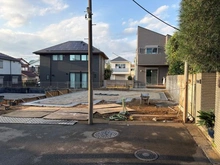 【東京都/西東京市東町】西東京市4丁目新築戸建てB号棟 建築中の外観：全2区画(写真中央)