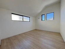 【東京都/練馬区三原台】練馬区三原台2丁目新築戸建・1号棟　≪Zut PLUS≫ 洋室：約5.3条の洋室
収納付きで2面採光