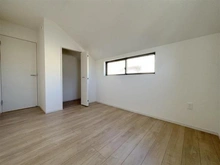 【東京都/練馬区三原台】練馬区三原台2丁目新築戸建・1号棟　≪Zut PLUS≫ 洋室：約5.3条の洋室
収納付きで2面採光