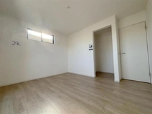 【東京都/練馬区三原台】練馬区三原台2丁目新築戸建・1号棟　≪Zut PLUS≫ 洋室：約7．8帖の洋室
ウォークインクローゼット付の2面採光