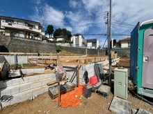 【東京都/八王子市長房町】八王子市長房町9期　新築戸建　2号棟 建築中の外観：全3棟現場