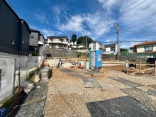 【東京都/八王子市長房町】八王子市長房町9期　新築戸建　2号棟 建築中の外観：全3棟現場　左側奥：1号棟　右側中央：2号棟