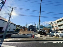 【東京都/昭島市朝日町】昭島市朝日町3丁目　新築戸建　G号棟 建築中の外観：G号棟　写真中央奥（全9棟現場）