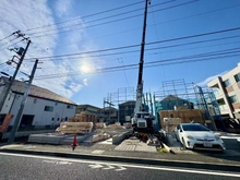 【東京都/昭島市朝日町】昭島市朝日町3丁目　新築戸建　G号棟 建築中の外観：G号棟　写真中央奥（全9棟現場）