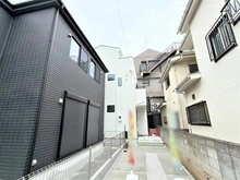 【東京都/立川市柏町】立川市柏町3丁目　新築戸建 外観：写真中央の白い建物