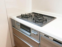 【東京都/立川市柴崎町】立川市柴崎町1丁目　新築分譲住宅　全1棟 キッチン：三口コンロ