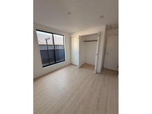 【東京都/武蔵村山市中原】「グレイドルガーデン武蔵村山市中原第8」　2号棟 洋室：6.6帖。収納2カ所あります