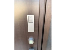 【東京都/武蔵村山市中原】「グレイドルガーデン武蔵村山市中原第8」　3号棟 玄関：スマートキー開錠設備