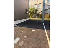 【東京都/武蔵村山市中原】「グレイドルガーデン武蔵村山市中原第8」　7号棟 駐車場：お車が2台駐車可能なスペース！（車種による）