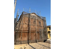 【東京都/武蔵村山市中原】「グレイドルガーデン武蔵村山市中原第8」　10号棟 建築中の外観：全24区画　「10号棟」写真中央