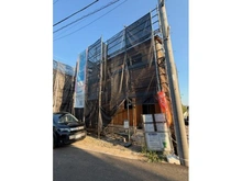 【東京都/武蔵村山市中原】「グレイドルガーデン武蔵村山市中原第8」　10号棟 建築中の外観：全24区画　「10号棟」写真中央