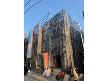 【東京都/武蔵村山市中原】「グレイドルガーデン武蔵村山市中原第8」　11号棟 建築中の外観：全24区画　「11号棟」写真中央