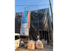 【東京都/武蔵村山市中原】「グレイドルガーデン武蔵村山市中原第8」　12号棟 建築中の外観：全24区画　「12号棟」写真中央